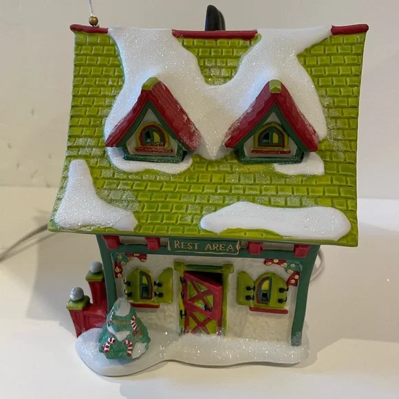 ✨ Disney Department 56 – Mickey’s Christmas Village “Mickey’s Ski & Skate” ⛷️⛸️ - Picture 4 of 8